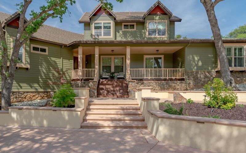 Front view entry with steps - Mike’s Landscaping & Hardscape